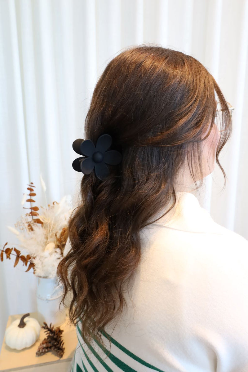 Flower hair clip - black