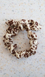Flowered loop scrunchie - beige & brown