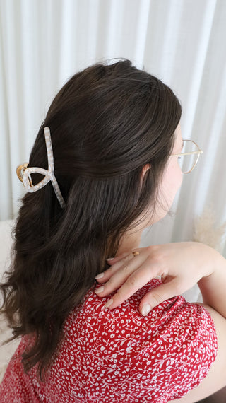 Twisted metal hair clip - beige