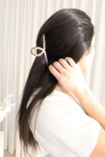 Twisted metal hair clip - beige