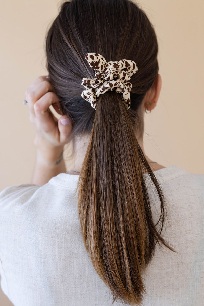 Flowered loop scrunchie - beige & brown