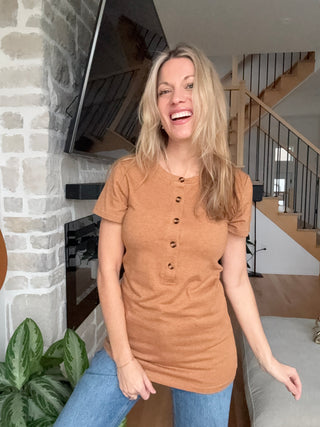 T-shirt INTRIGUE à boutons - caramel mix