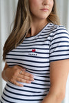 BALLOUNE DESIGN X ROSE MATERNITÉ - T-shirt avec fermeture éclair avec BRODERIE MAMAN - à mini rayures