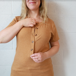T-shirt INTRIGUE à boutons - caramel mix