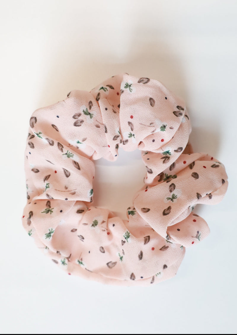 Chouchou soyeux - floral - fond rose pâle