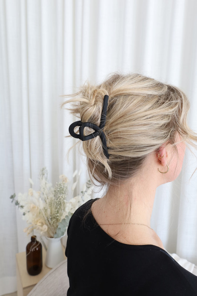 Pince à cheveux torsadée - noir mat