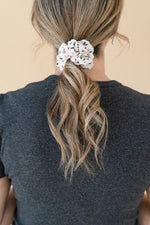 Chouchou soyeux - floral - fond blanc