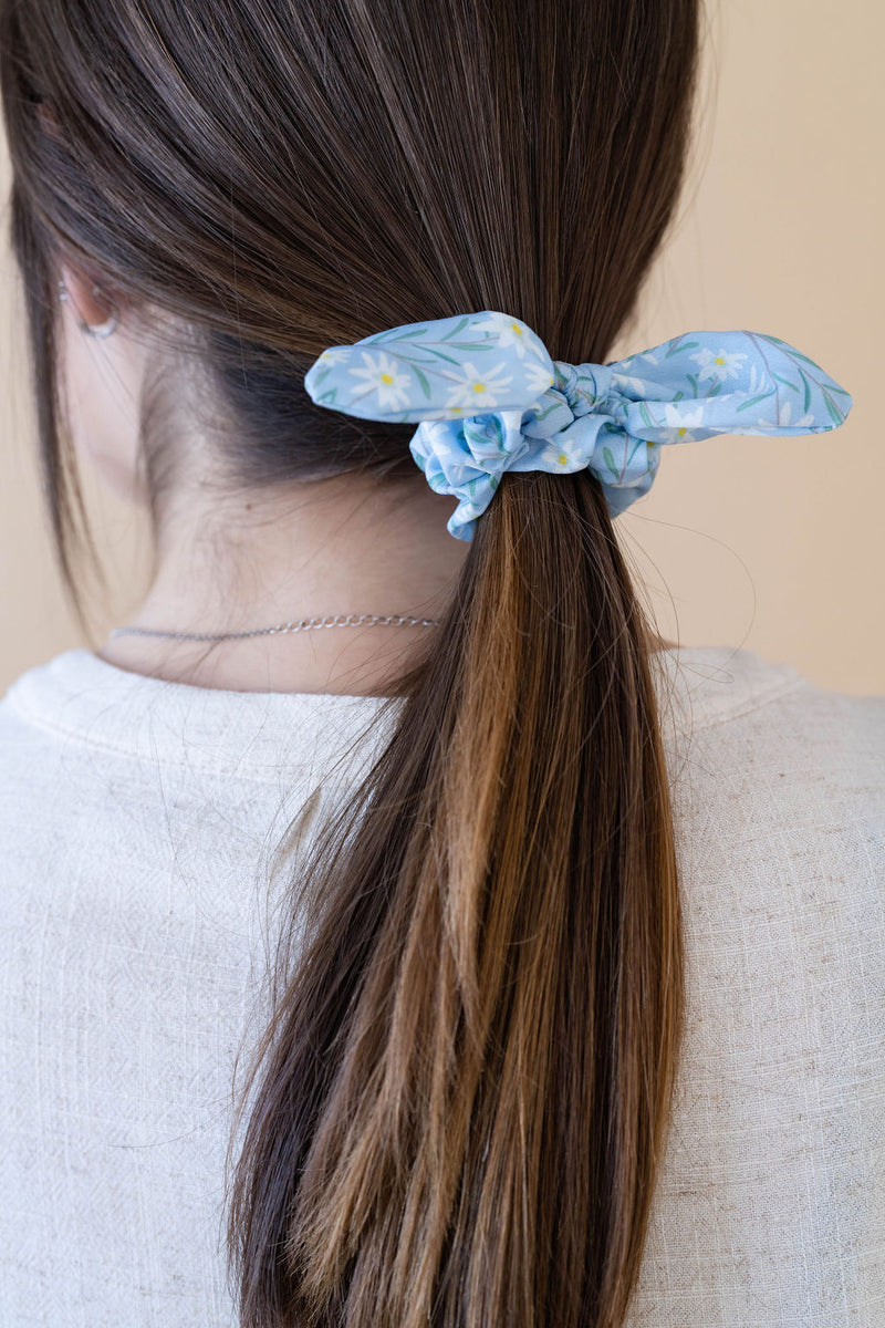 Chouchou à boucle fleuri - bleu pâle